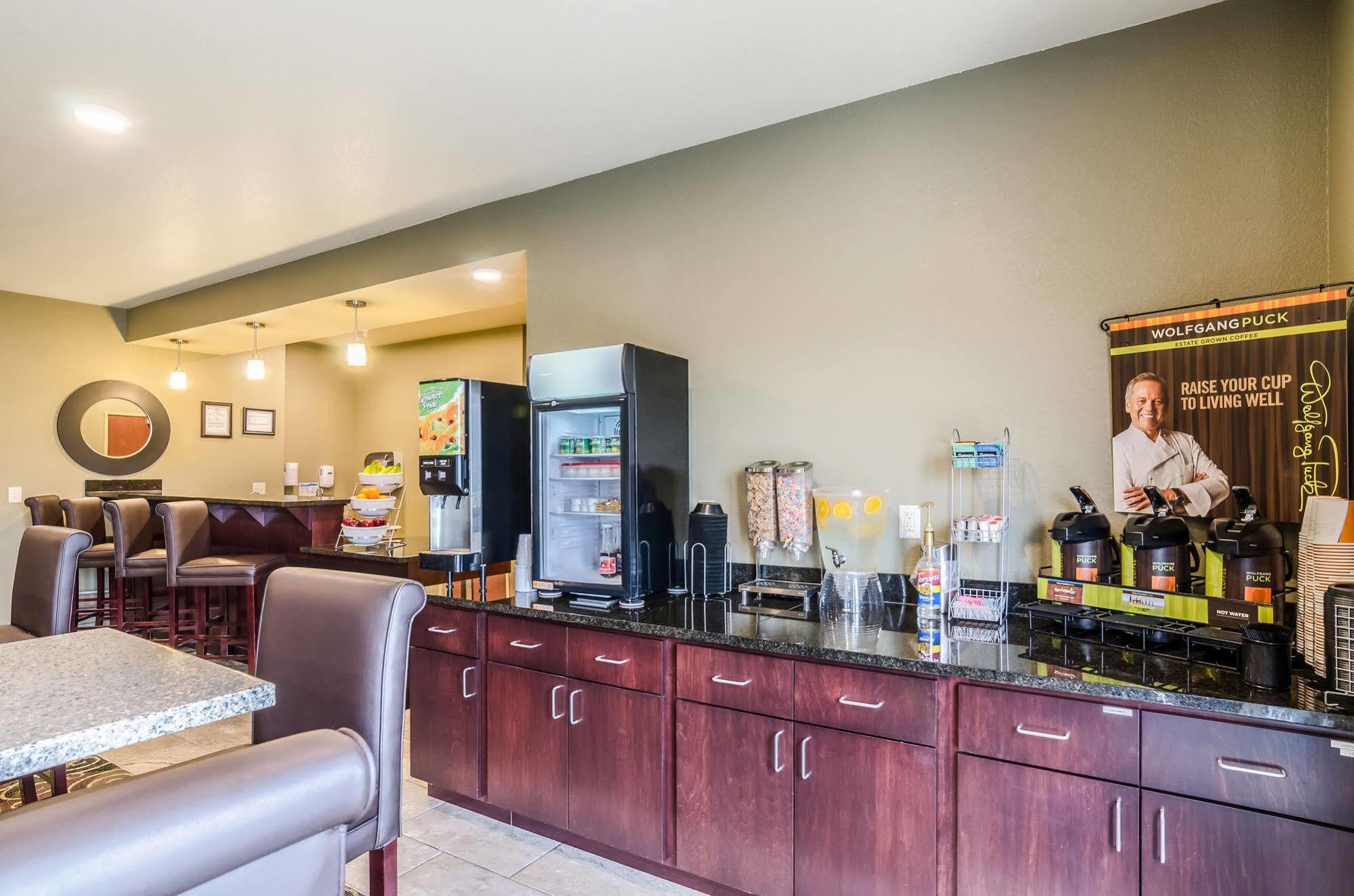 Cobblestone Hotel & Suites - Mccook Exteriér fotografie